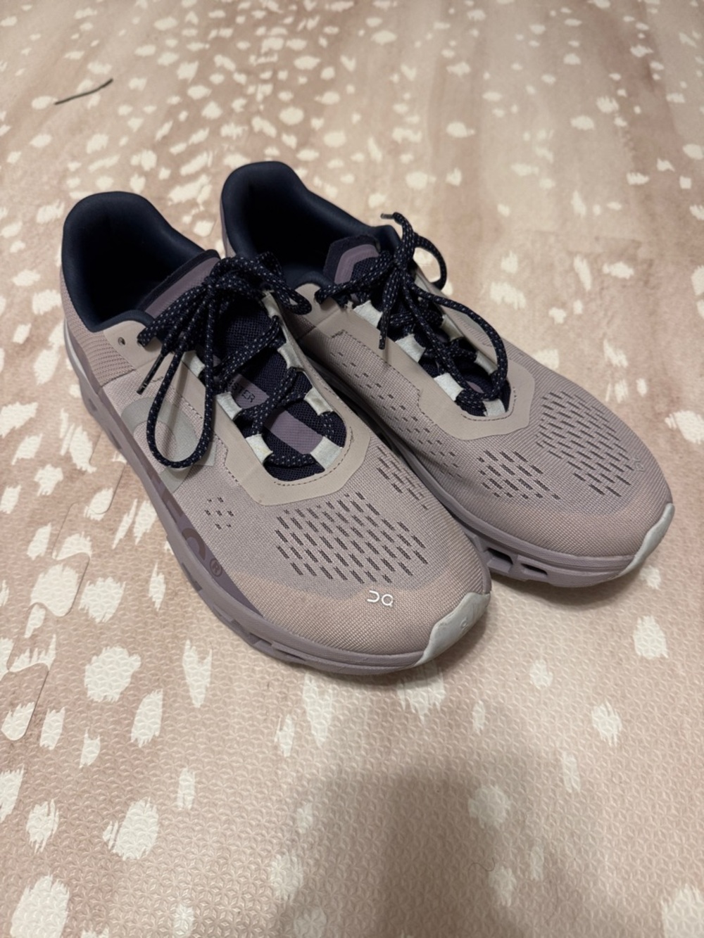 On Running women’s Athletic Sneakers in lilac with blue purple Accents